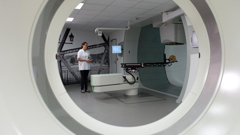 Eine Behandlungseinheit im Nationalen Zentrum für Strahlenforschung am Universitätsklinikum Carl Gustav Carus in Dresden