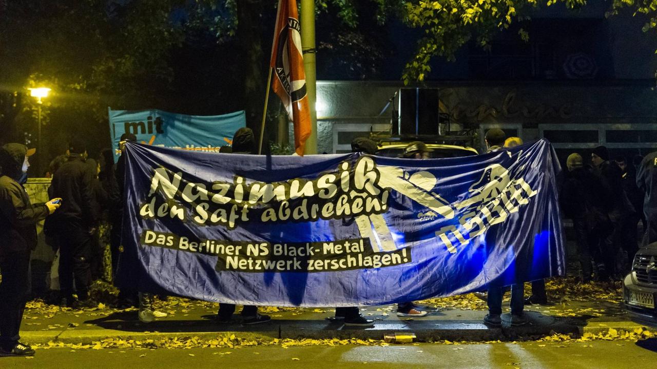 Protest gegen einen Versand aus Berlin, der Tonträger aus dem Bereich des National Socialist Black Metal (NSBM) vertrieb. Der NSBM ist eine neonazistische Variante des Black Metal, mit dem Neonazis versuchen in dieser Musikszene ihre rassistischen, antisemitischen und NS-verherrlichenden Inhalte zu verbreiten. 