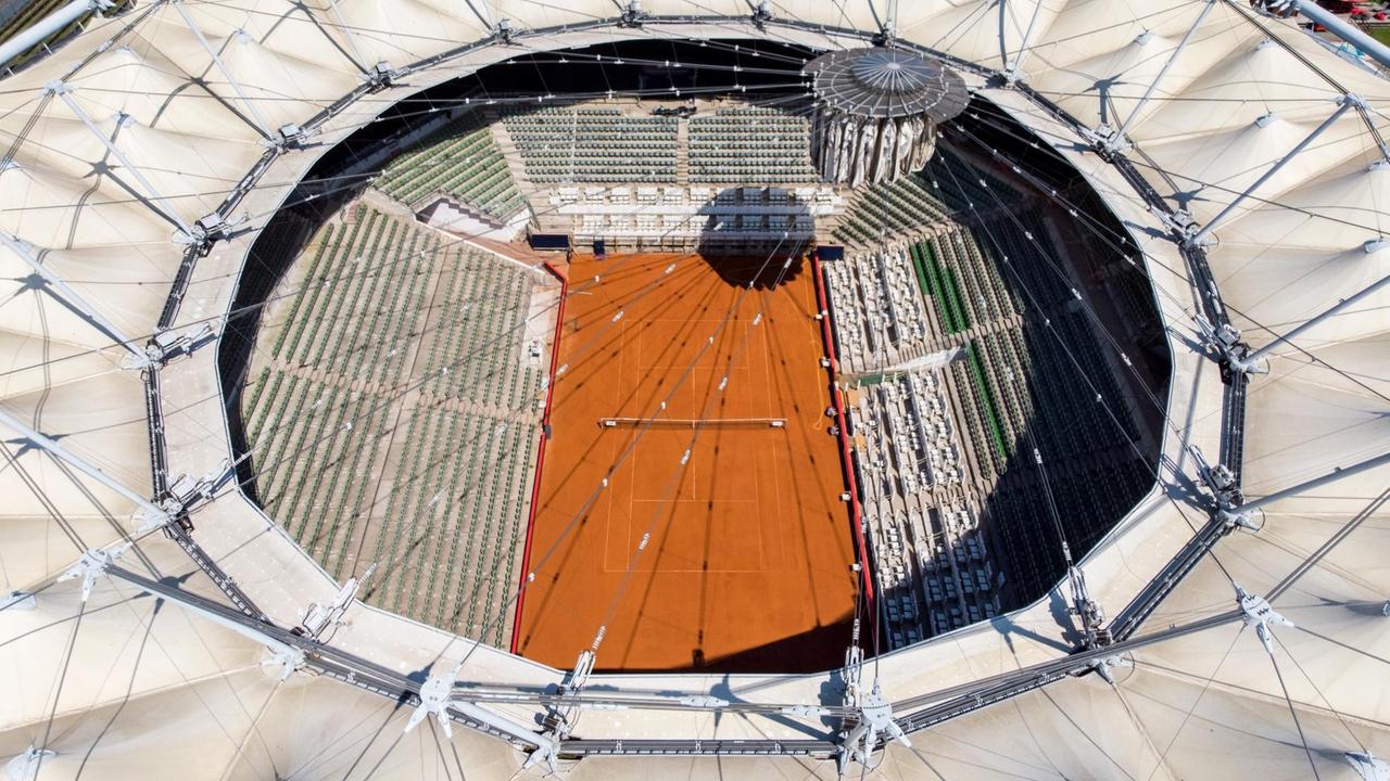 Das Tennisstadion am Hamburger Rothenbaum mit dem Center Court und dem geöffneten Dach.