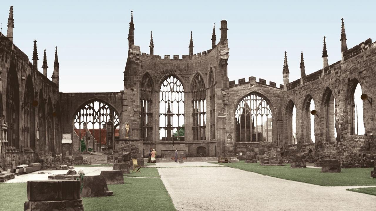 Die Ruinen der Coventry Cathedral 1955.