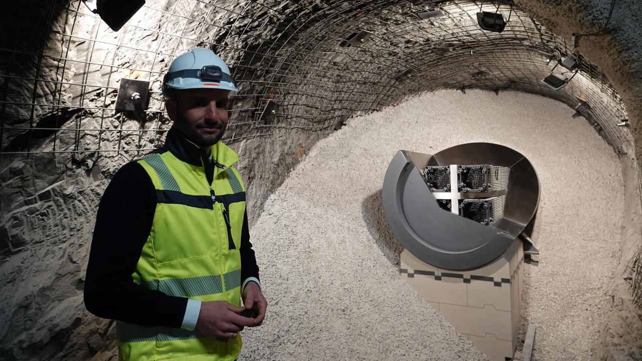 Der Schweizer Geochemiker Olivier Leupin steht im Felslabor Mont Terri bei Saint-Ursanne im Schweizer Juragebirge vor einem Modell das zeigt, wie ein Castorbehälter mit radioaktiven Brennelementen in einem Endlager aussehen könnte. 