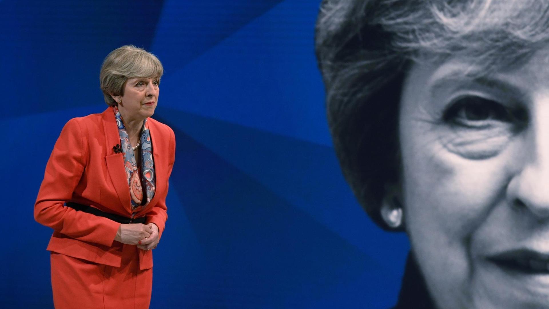 Großbritanniens Premierministern Theresa May beim indirekten TV-Duell mit Jeremy Corbyn vor der Unterhaus-Wahl