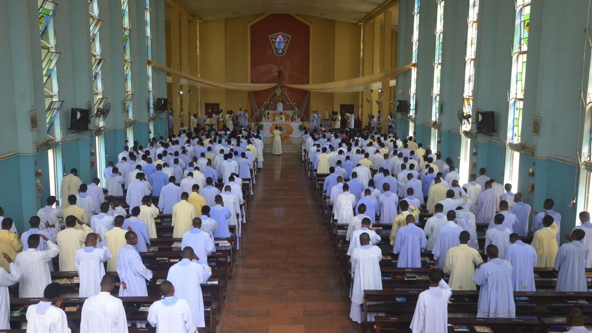 Die Sonntagsmesse im Bigard Memorial Seminary ist gut besucht. (Bild: Katrin Gänsler)