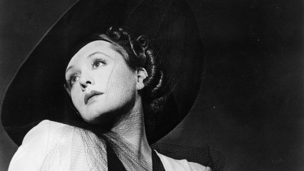 Schwarz-Weiß-Bild der Schauspielerin Zarah Leander mit einem großen Hut aus dem deutschen Film "Der Blaufuchs" von 1938