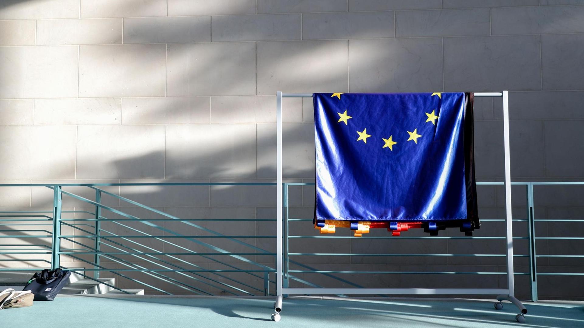 Eine EU-Flagge hängt über einem Geländer.