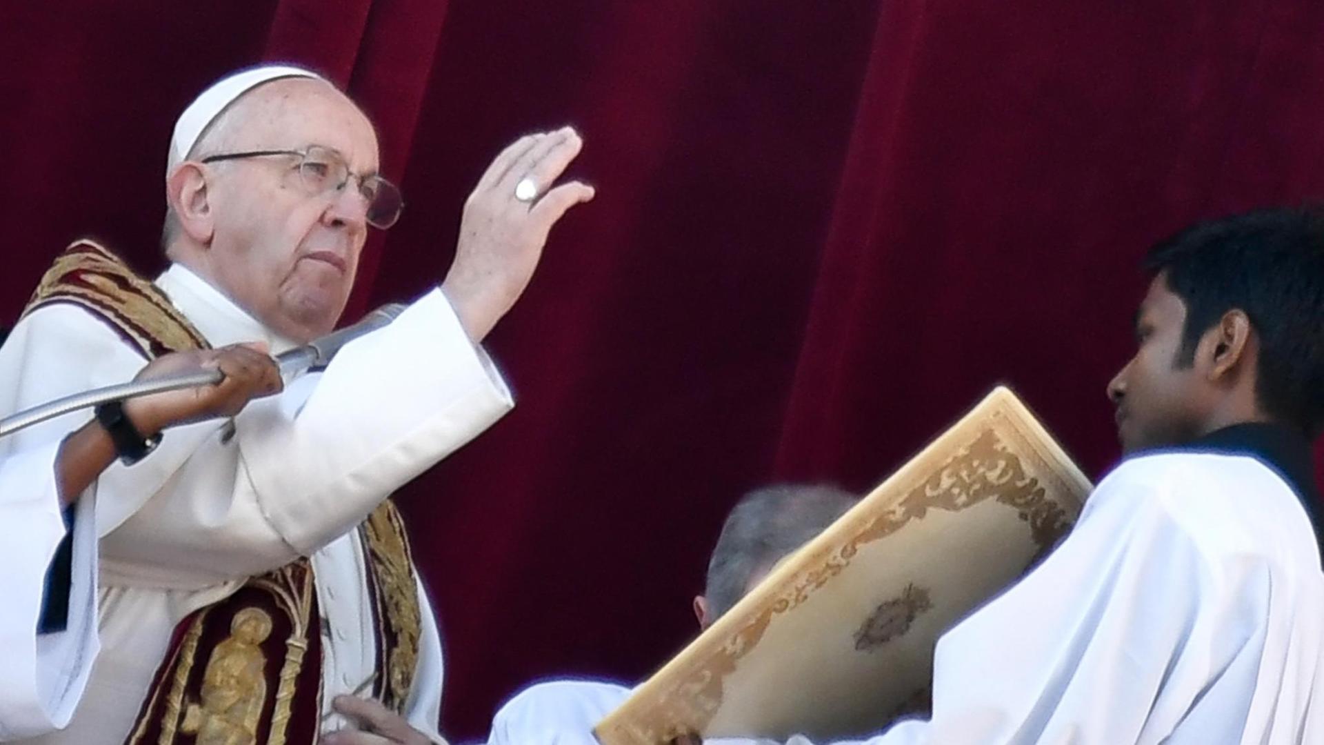 Papst Franziskus spendet den Segen Urbi et Orbi Papst Franziskus spendet den Segen Urbi et Orbi