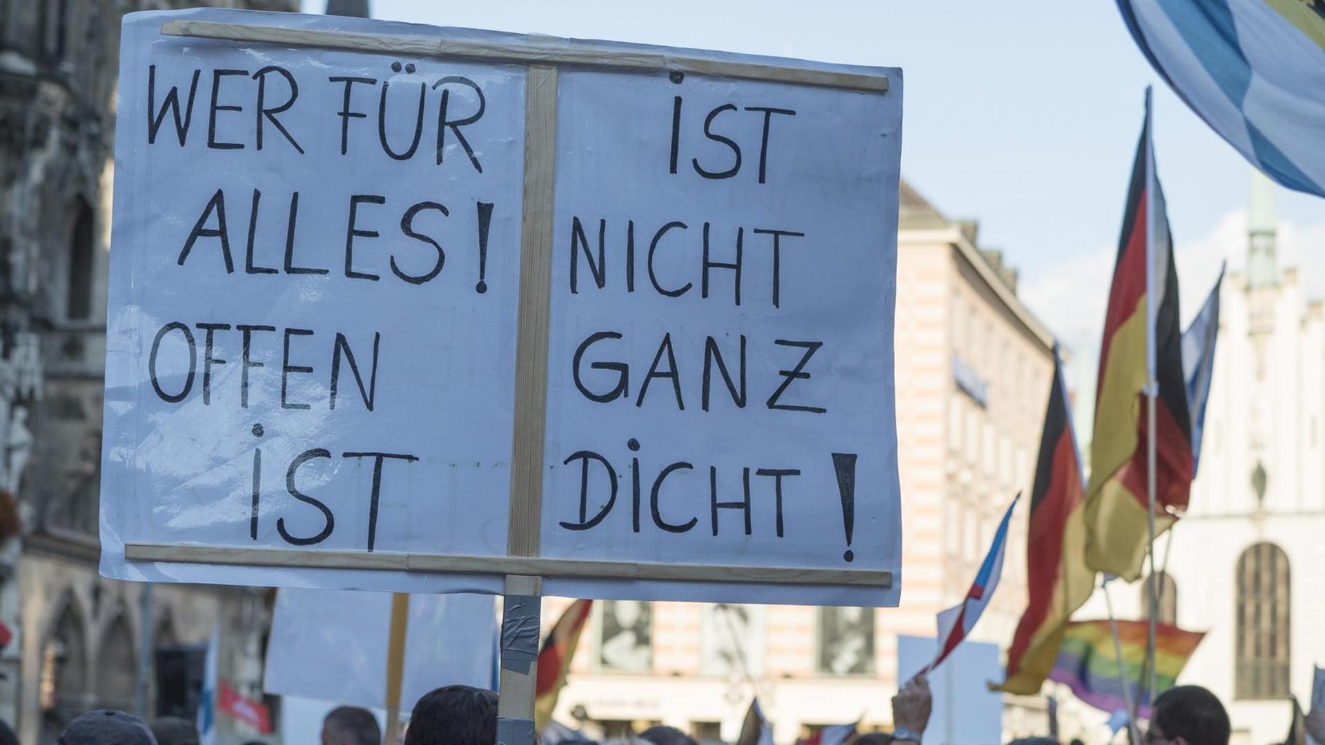 Auf ein Transparent auf einer Pegida-Kundgebung in München steht:  "Wer für alles offen ist,  ist nicht mehr ganz dicht!"