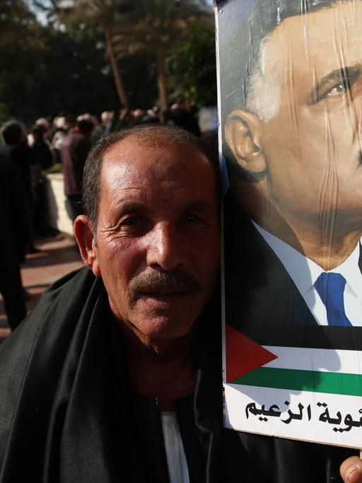 (180115) -- CAIRO, Jan. 15, 2018 -- An Egyptian attends the birth centennial celebration of Egypt s late nationalist leader Gamal Abdel-Nasser in Cairo, Egypt, on Jan. 15, 2018. ) (swt) EGYPT-CAIRO-NASSER-ANNIVERSARY AhmedxGomaa PUBLICATIONxNOTxINxCHN
