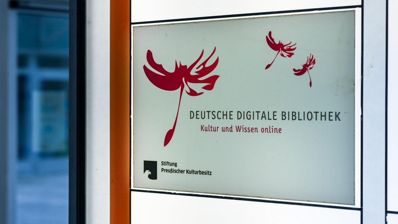 Auf einem Monitorsind das Logo der Deutschen Digitalen Bibliothek und das Logo der Stiftung Preußischer Kulturbesitz zu sehen.
