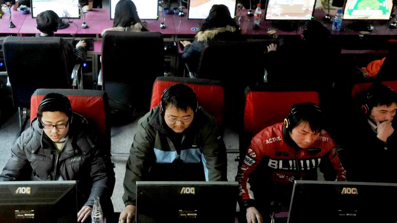 Volles Internet-Cafe in Wuhan/China