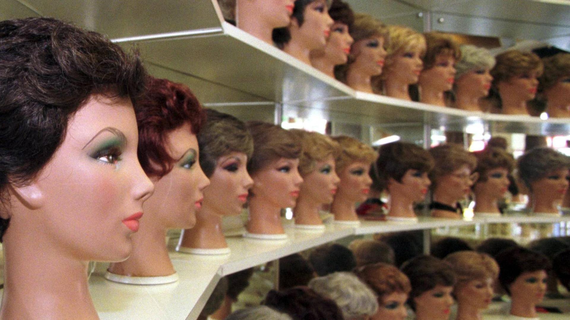 Perücken und Haarteile in einem Kölner Geschäft Haare