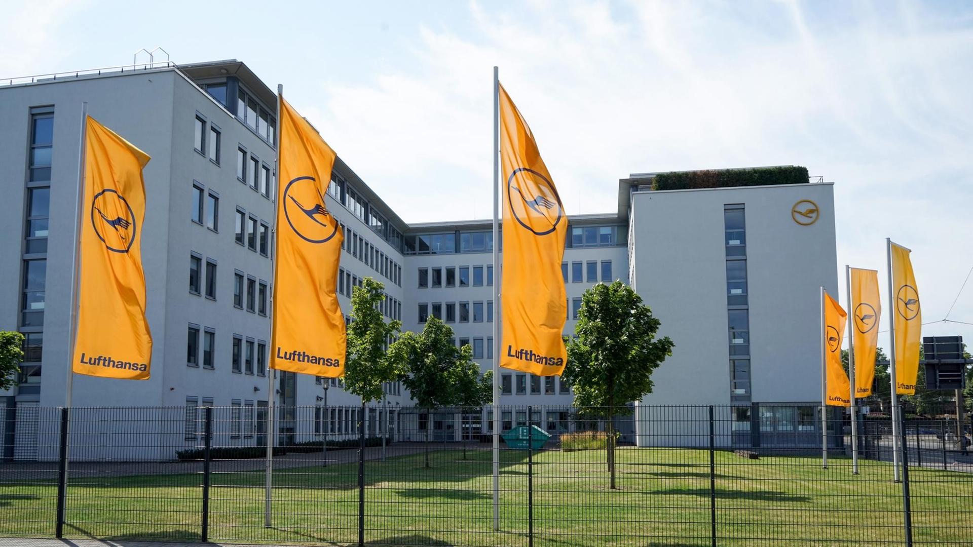 Hauptsitz der Deutschen Lufthansa AG in Köln-Deutz. Hauptsitz der Deutschen Lufthansa AG in Köln-Deutz.