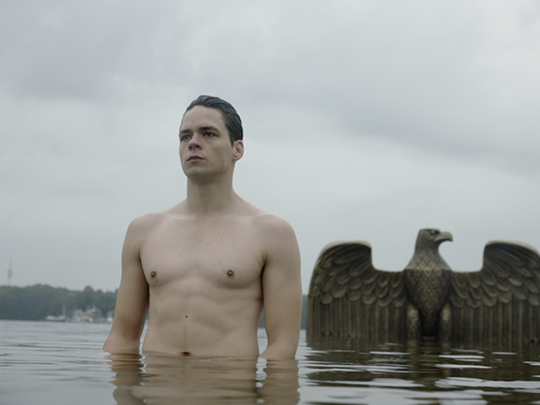 Ausstellung "Yael Bartana – Redemption Now". Malka Germania (Filmstill), 2021, 3-Kanal-Videoinstallation mit Ton, 43 Min.
