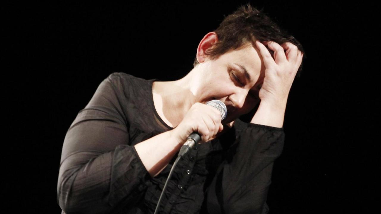 Christiane Rösinger 2010 beim Konzert im Berliner Theater Hebbel am Ufer