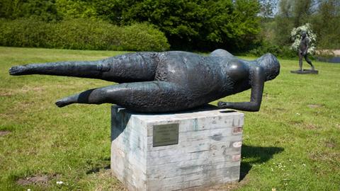 Die Statue Flensburger Venus von Gustav Seitz ist zu sehen.