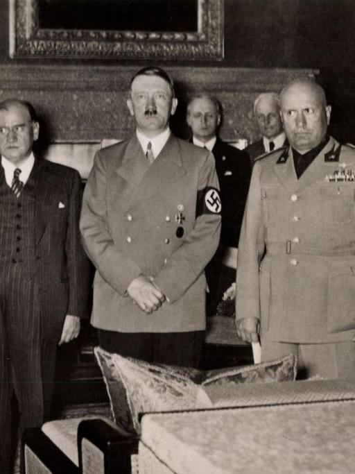 Historische Aufnahme von 1938: Die Politiker Chamberlain, Daladier, Hitler, Mussolini und Galeazzo Ciano stehen in einer Reihe nebeneinander.