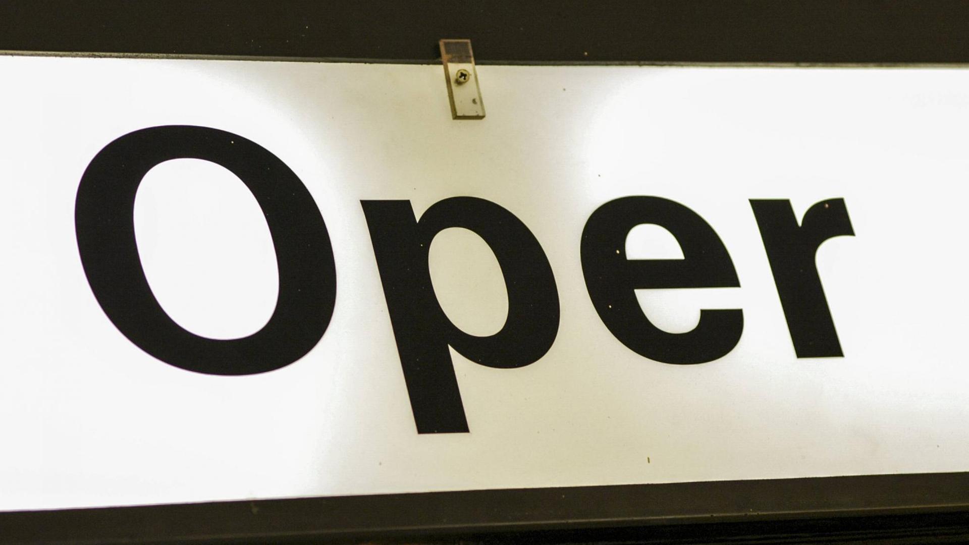 Schild mit dem Schriftzug "Oper"