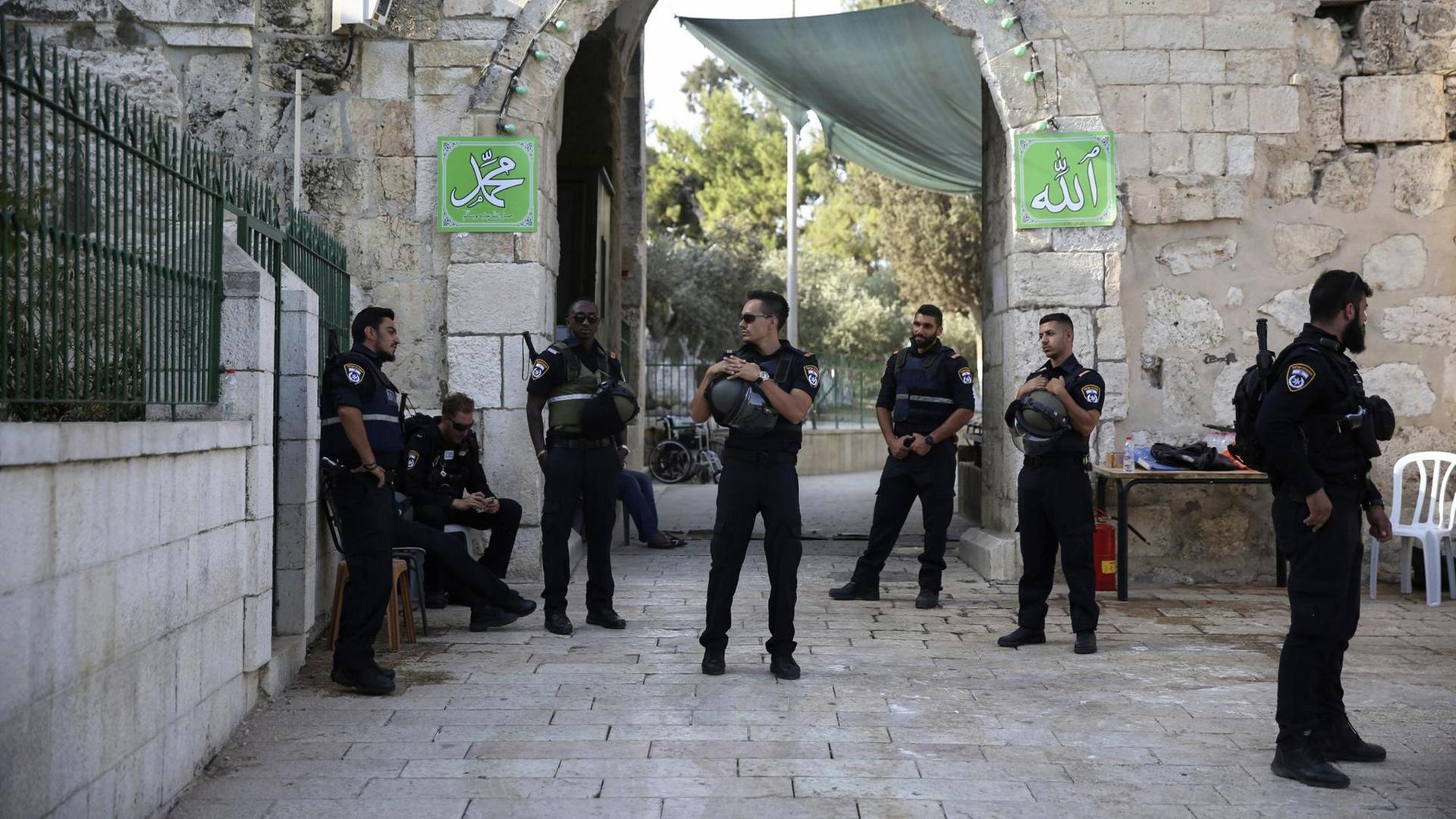 Israelische Polizisten stehen am 25.07.2017 auf dem Gelände der Al-Aksa-Moschee in der Altstadt von Jerusalem