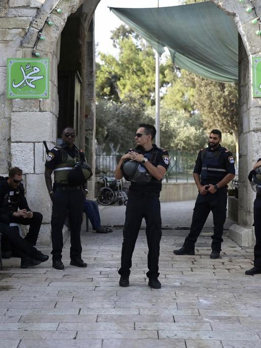 Israelische Polizisten stehen am 25.07.2017 auf dem Gelände der Al-Aksa-Moschee in der Altstadt von Jerusalem