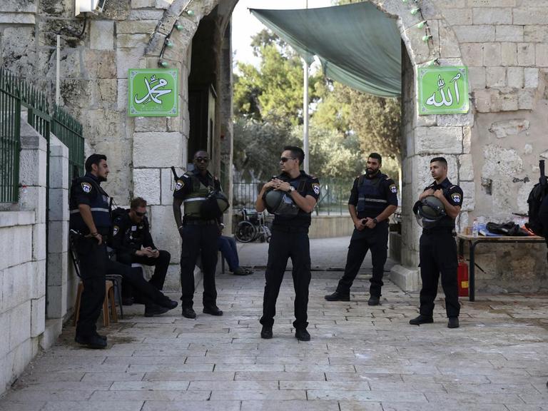 Israelische Polizisten stehen am 25.07.2017 auf dem Gelände der Al-Aksa-Moschee in der Altstadt von Jerusalem