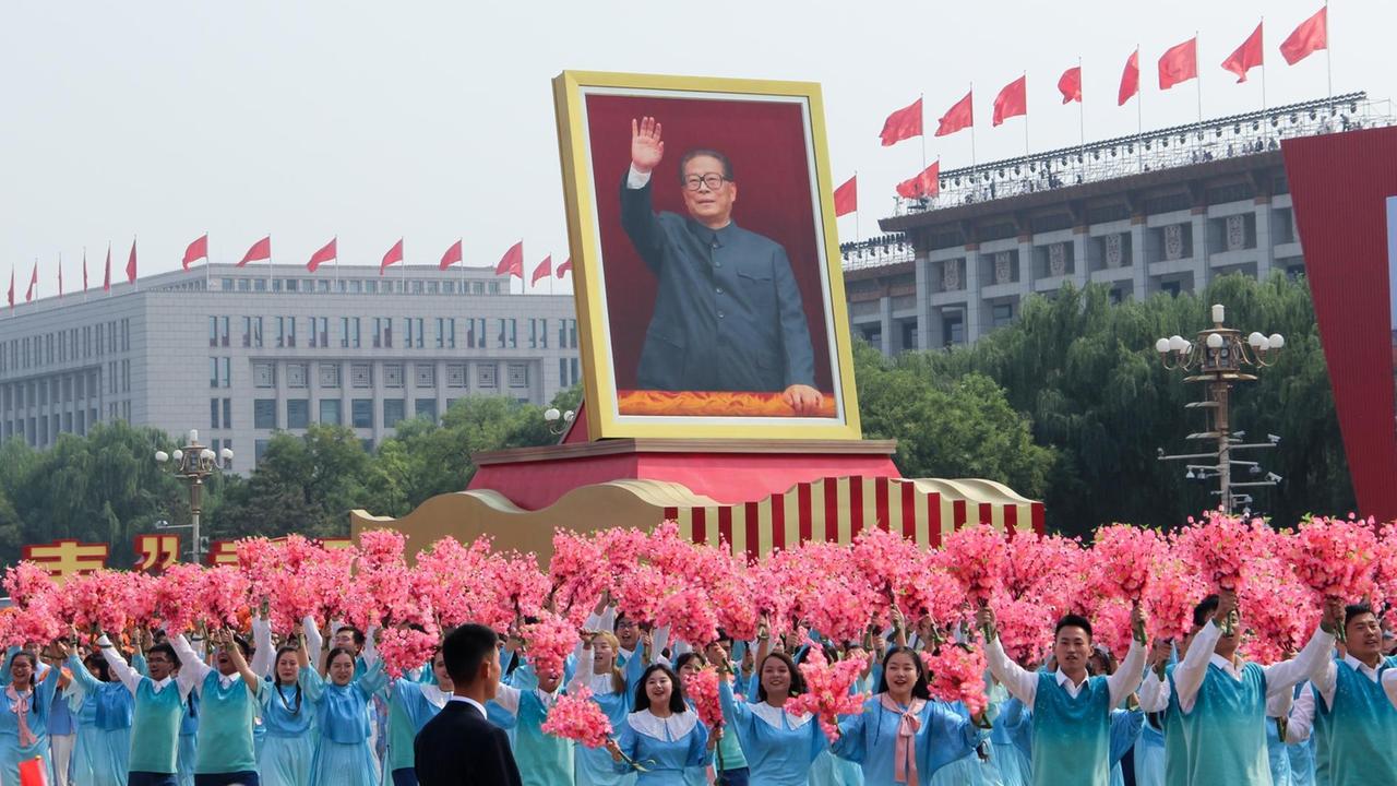 Politischer Umzug in Peking, mit Porträt des ehemaligen chinesischen Führers Jiang Zemin.