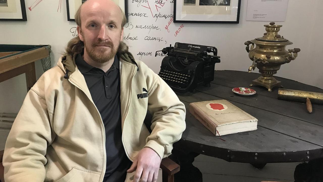 "Majakowskis Credo war, Autoritäten zu stürzen", sagt der Priester Andrej Dudarew. Wegen seiner unbequemen Art hat seine Kirche ihn versetzt.