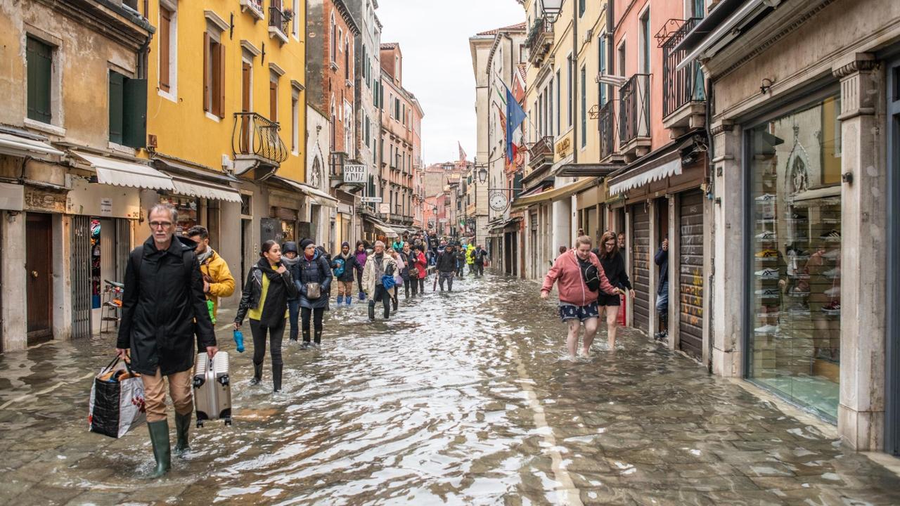Das Foto zeigt, wie das Hochwasser am 15. November 2019 das Gebiet von Cannaregio in Venedig überschwemmte.