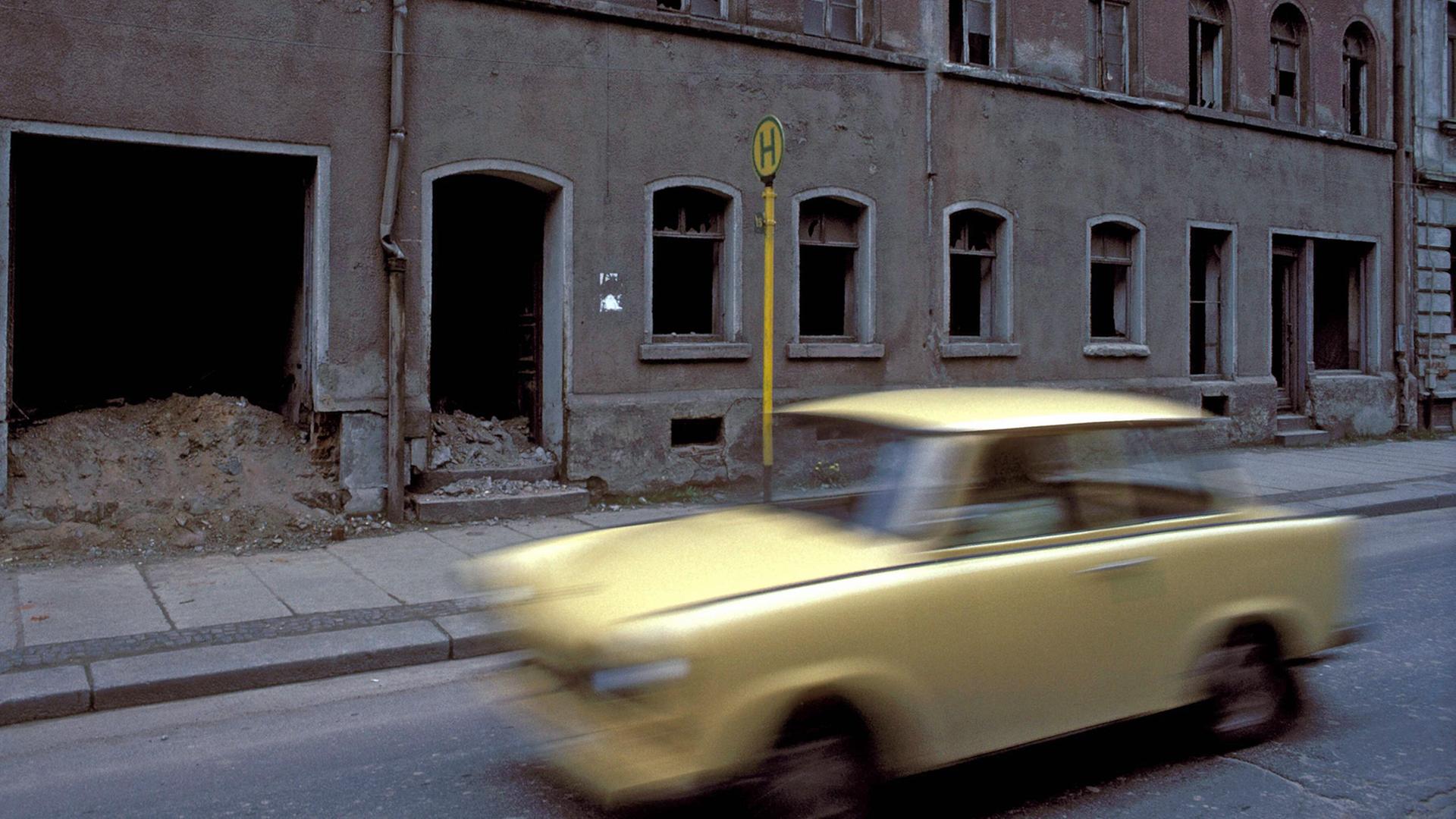 Ein Trabant rast durch die Leninstraße in Leipzig; Aufnahme von 1990