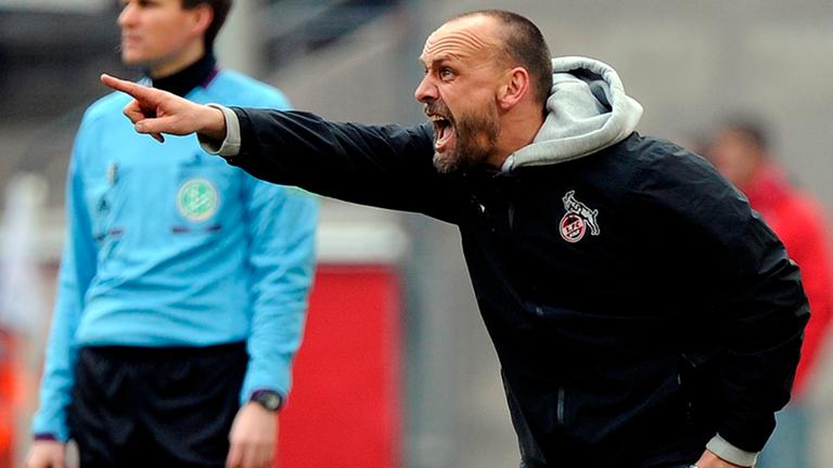 Holger Stanislawski am 31.03.2013 als Coach des 1. FC Köln im Spiel gegen SSV Jahn Regensburg