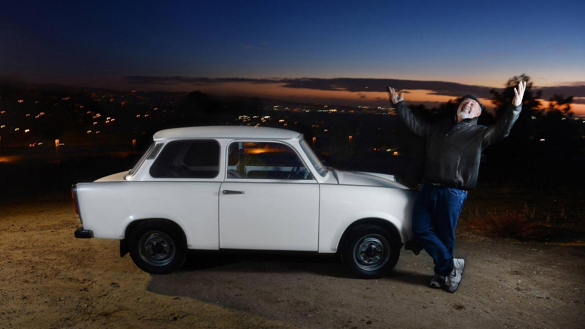 Trabant-Liebhaber Josef Cikmantory in Kalifornien bei Sonnenuntergang.