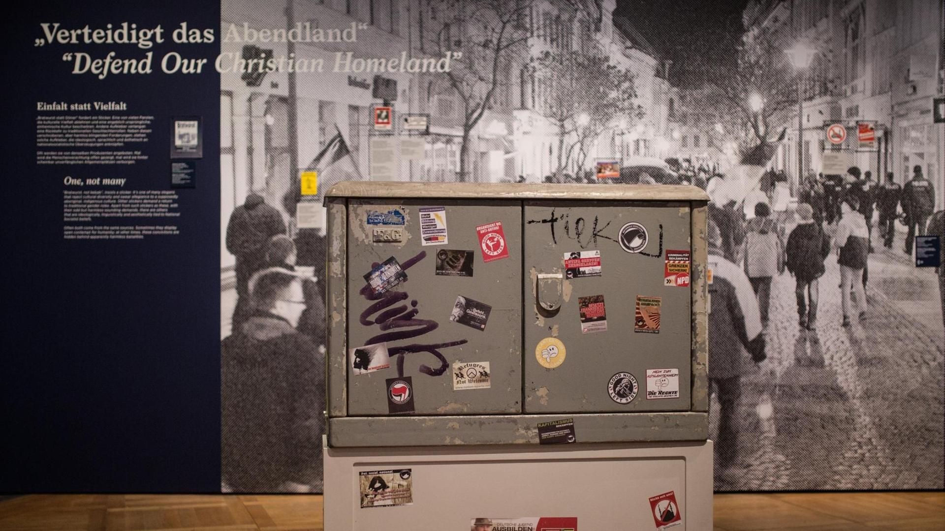 Ein mit Stickern beklebter Stromkasten ist am 19.04.2016 in Berlin im Rahmen der Ausstellung «Angezettelt Antisemitische und rassistische Aufkleber von 1880 bis heute» zu sehen. Die Ausstellung ist vom 20. April bis 31. Juli 2016 im Deutschen Historischen Museum zu sehen. Foto: Sophia Kembowski/dpa