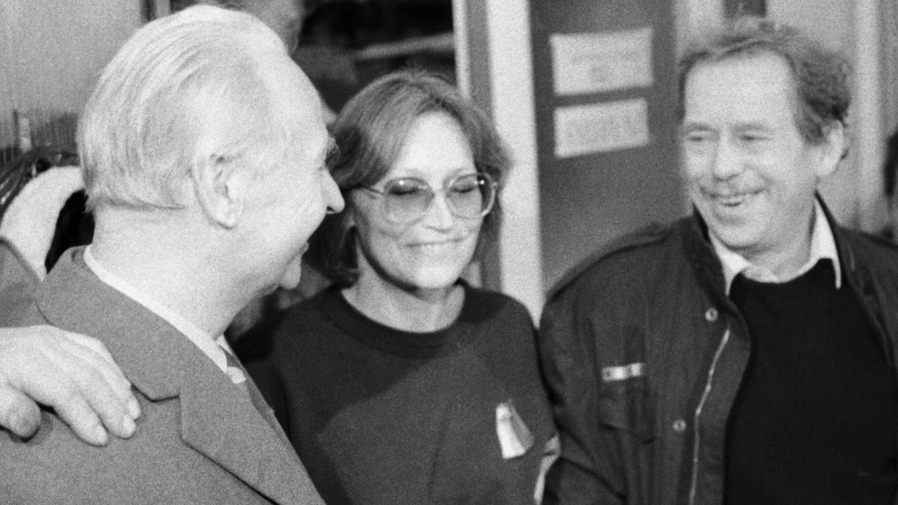 Alexander Dubček (l), Marta Kubišová und Vaclav Havel 1989 in Prag