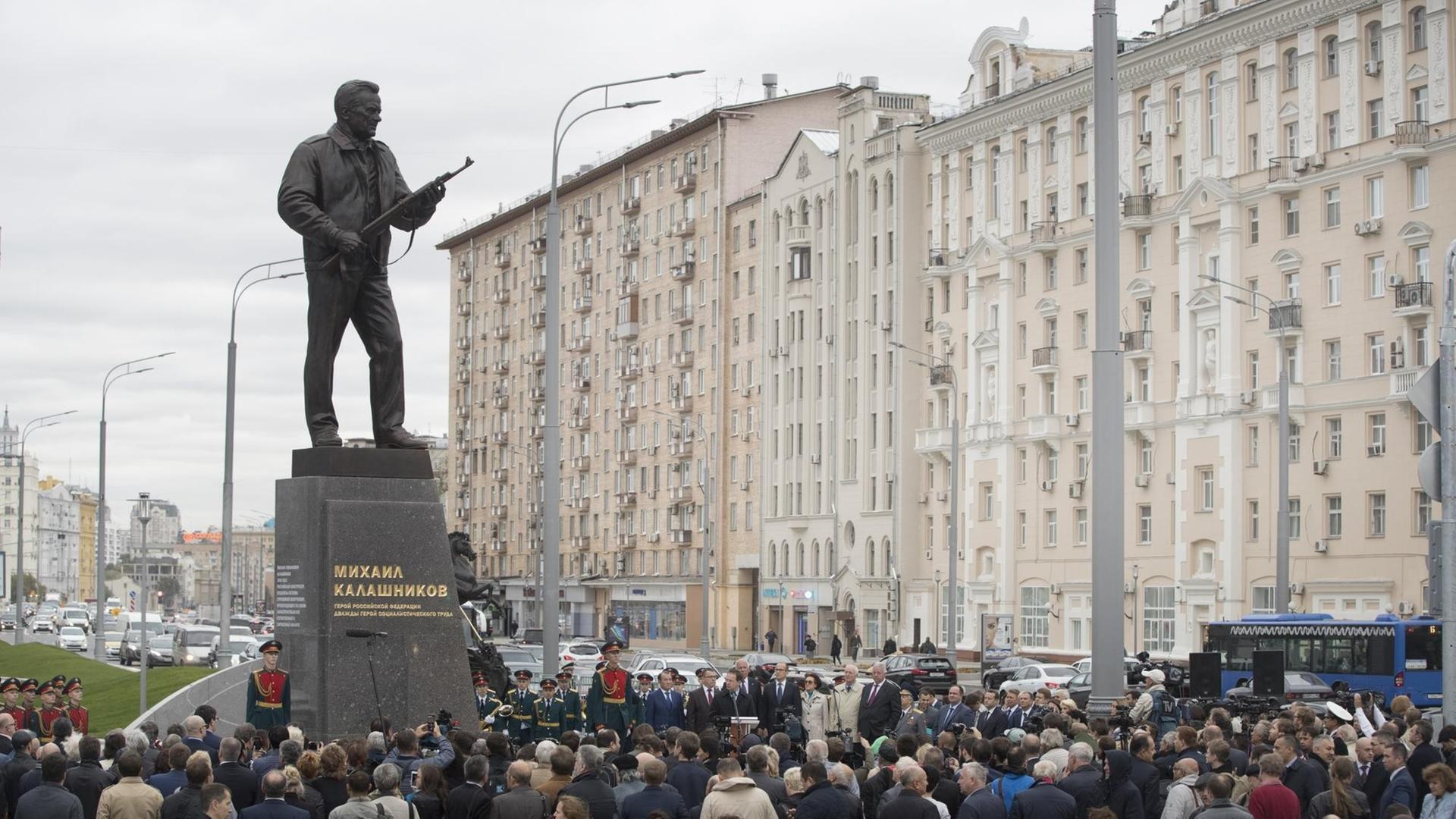 Schaulustige betrachten am 19.09.2017 in Moskau (Russland) das Denkmal des Waffenentwicklers Michael Kalaschnikow.