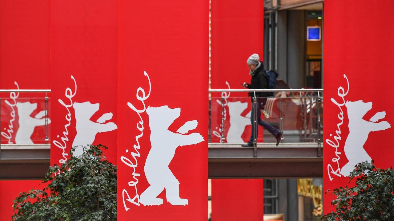10.02.2018, Berlin: Der Berlinale-Bär ist auf Werbefahnen als Logo der Internationalen Filmfestspiele in den Arcaden am Potsdamer Platz zu sehen.
