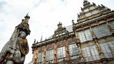 Das Alte Rathaus ist Amtssitz des Bürgermeisters von Bremen, daneben der Roland.