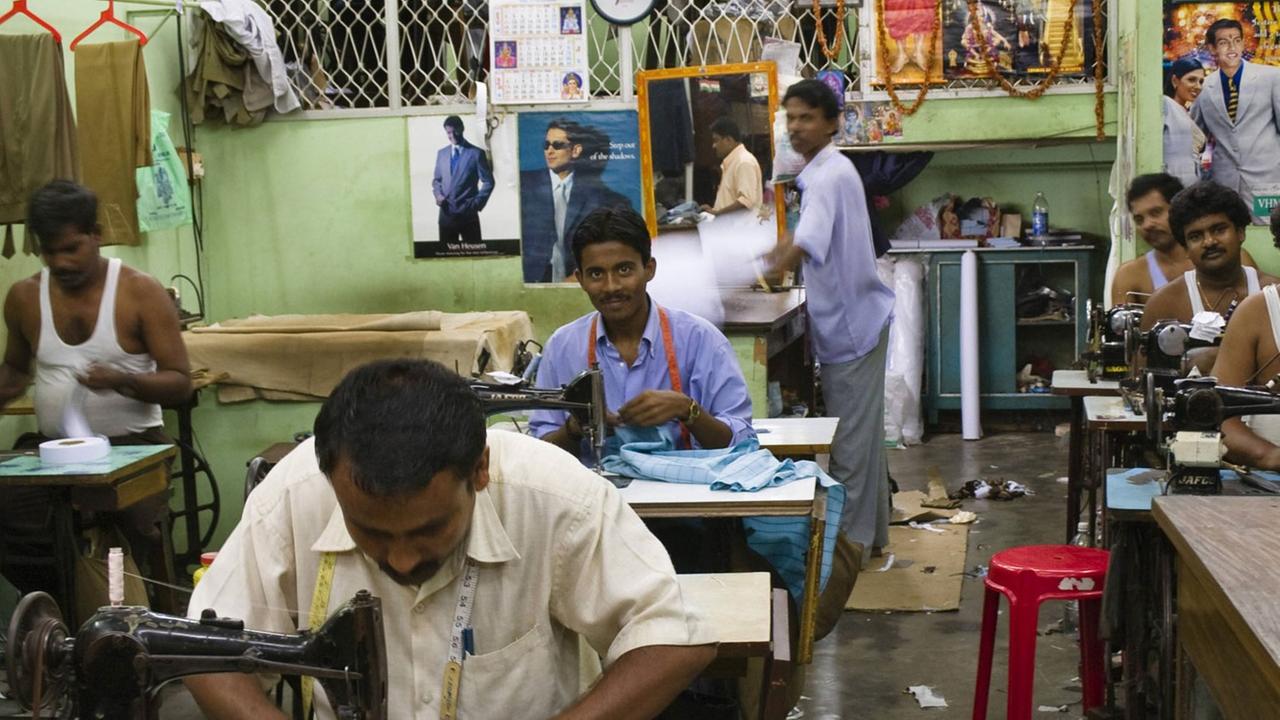 Arbeiter einer Schneiderwerkstatt in Indien, Andaman Islands