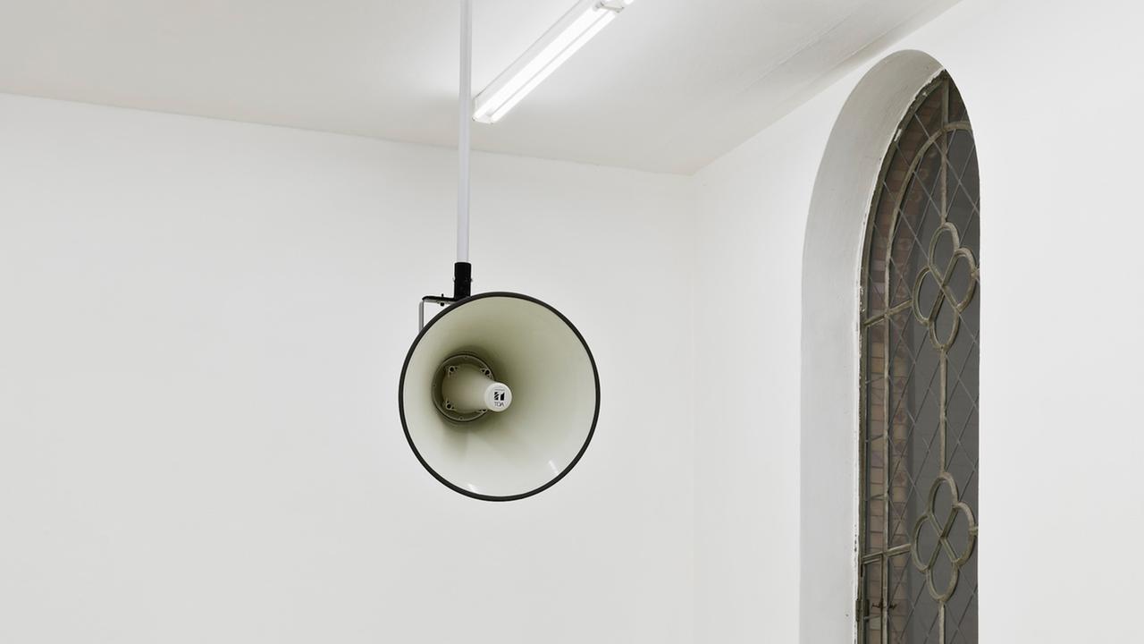 Susan Philipsz "War Damaged Musical Instruments (shofar)", 2016 (Courtesy Galerie Isabella Bortolozzi, Berlin, und Tanya Bonakdar Gallery, New York), aufgenommen im Kunstverein Hannover