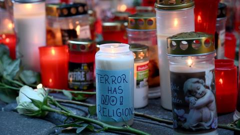 Ein Kerzen- und Blumenmeer an einem der Tatorte im Bereich der Seitenstettengasse in der Wiener Innenstadt nach einem islamistischen Terroranschlag