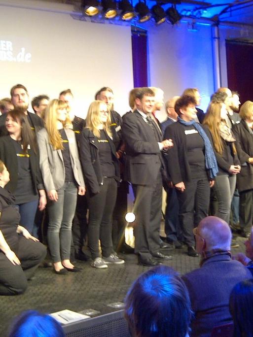 Die Jury der Big Brother Awards steht auf einer Bühne in der Bielefelder Hechelei