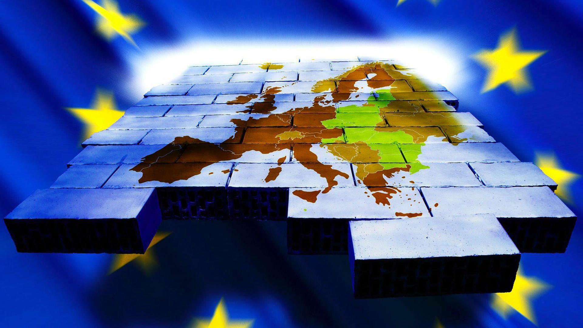 Eine Landkarte der EU-Mitgliedsländer auf einer Wand aus Bausteinen, umrahmt von der EU-Flagge.