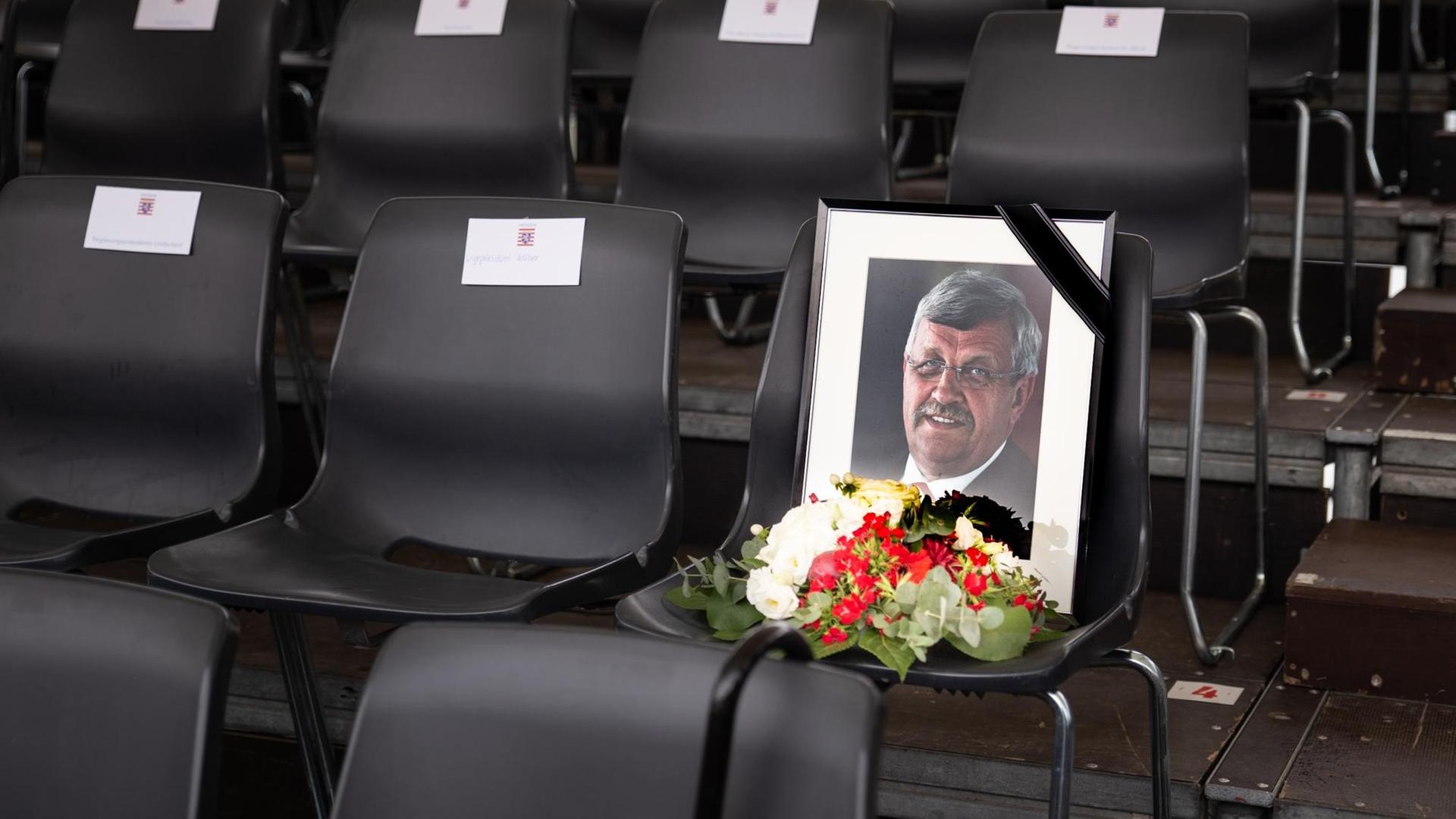 Der Stuhl auf der Ehrentribühne, der für den erschossenen Kasseler Regierungspäsidenten Walter Lübcke reserviert war, ist am Tag des Festumzugs mit einem Foto und einem Blumenstrauß geschmückt. Der Festumzug markiert auch in diesem Jahr wieder das Ende des Hessentages.