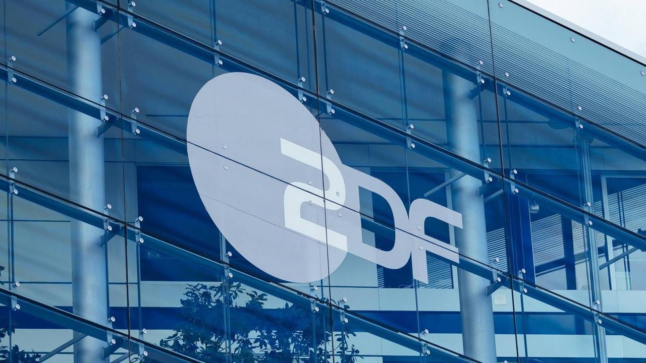 Logo des ZDF auf einer Glasfront