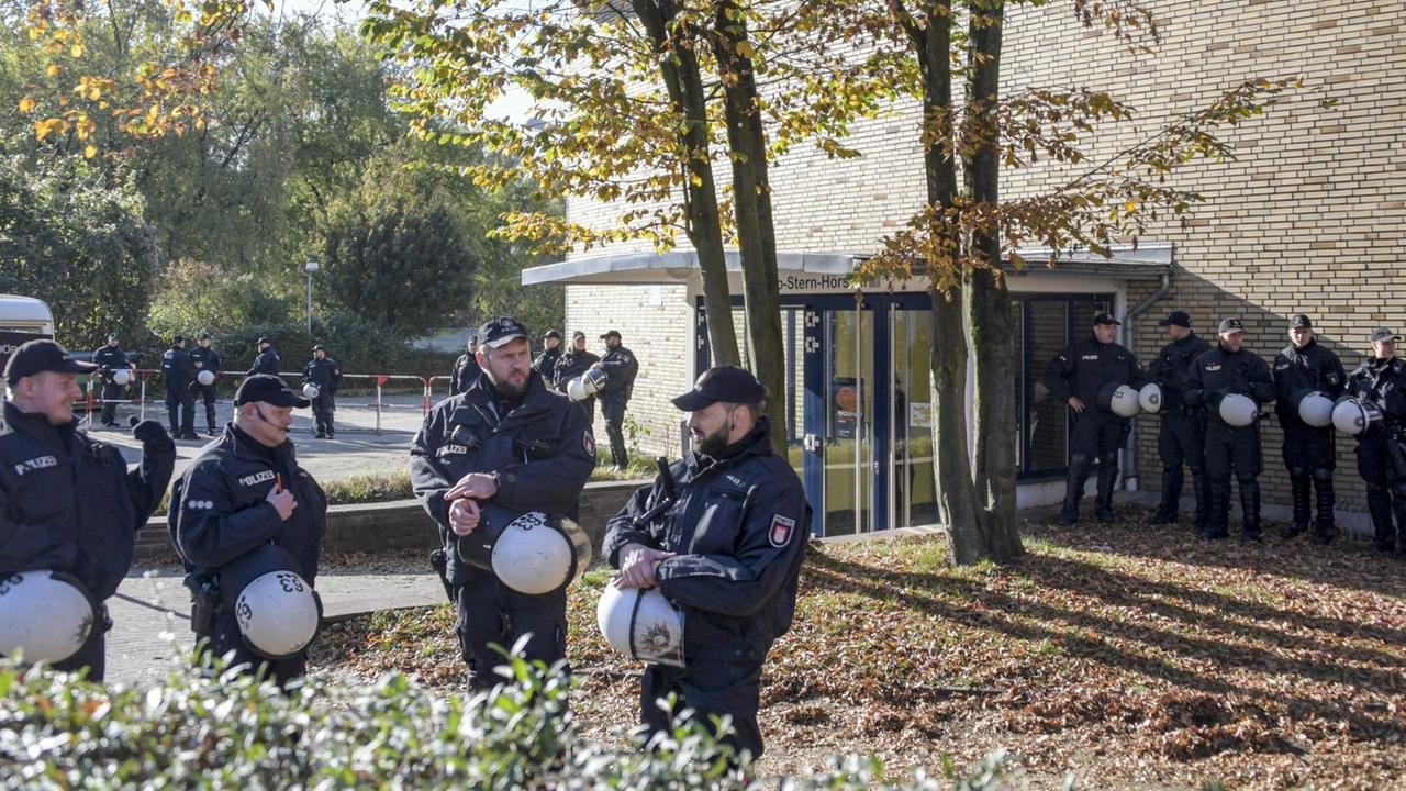 30.10.2019, Hamburg: Polizisten überwachen vor der Vorlesung von AfD-Mitgründer Lucke den Hörsaal der Uni Hamburg. Luckes Rückkehr an die Universität Hamburg hatte großen Protest ausgelöst. Seine ersten Vorlesungen wurden massiv gestört.