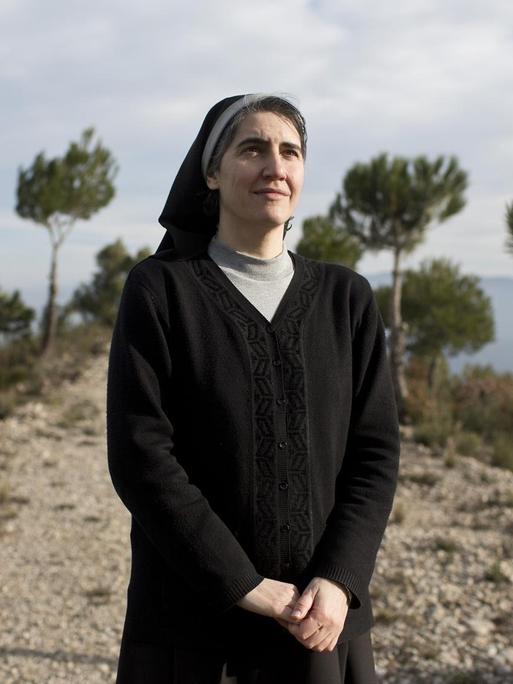 Die Katalonische Nonne und Feministin Teresa Forcades in der Nähe von Barcelona.