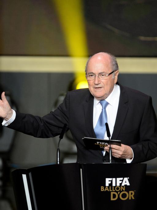 Sepp Blatter während einer Gala am Redepult