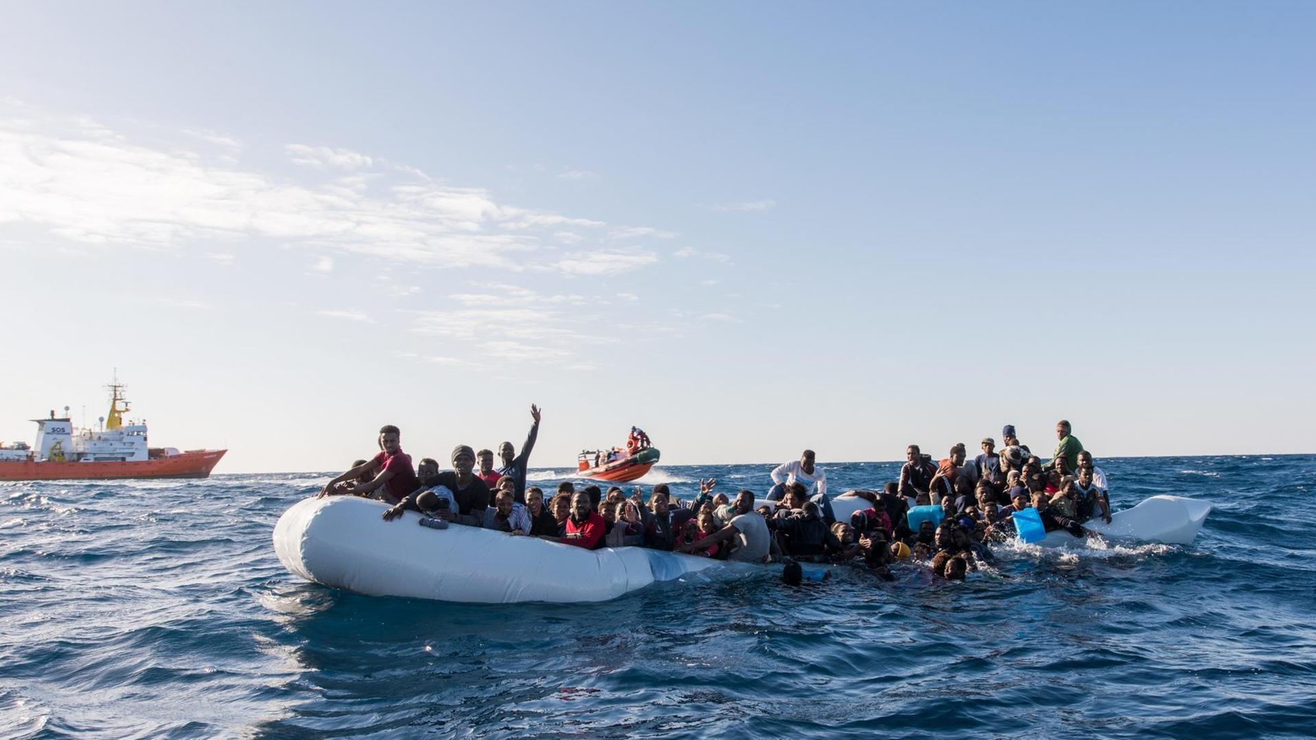 Gerettete Bootsflüchtlinge im Mittelmeer vor der libyschen Küste