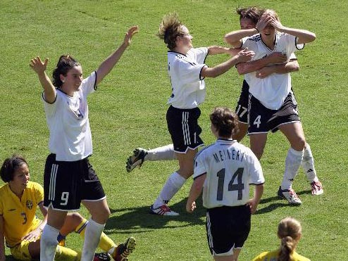 Jubel nach dem Golden Goal - die Torschützin Nia Künzer (Nr. 4)