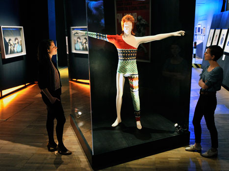 Wie hier im vergangenen Jahr jetzt wieder das Bowies "Ziggy Stardust"-Bühnenkostüm im Londoner Victoria and Albert Museum zu sehen.