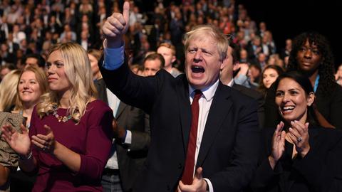 Großbritanniens Premierminister Boris Johnson auf dem Parteitag der Konservativen Partei in Manchester nach der Rede des britischen Schatzkanzlers Sajid Javid