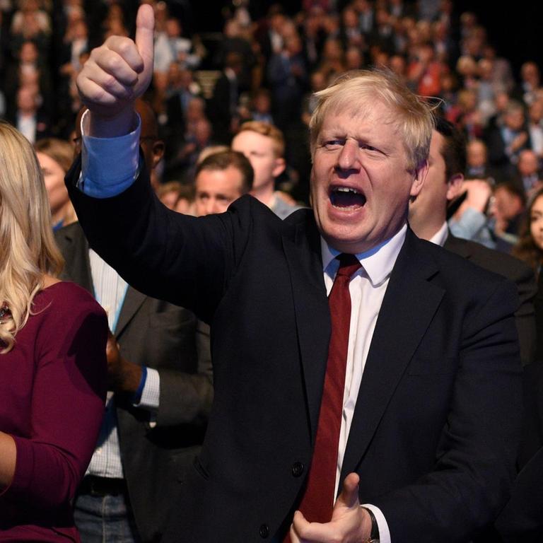 Großbritanniens Premierminister Boris Johnson auf dem Parteitag der Konservativen Partei in Manchester nach der Rede des britischen Schatzkanzlers Sajid Javid